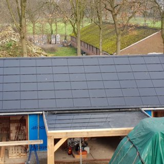 BiTile Zonnedak met klein formaat Ultra Black met paspanelen aan de zijkanten voor de aansluiting op hoekkepers.