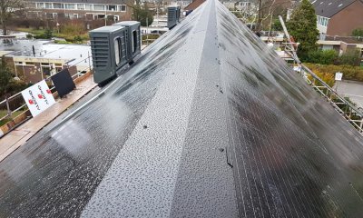 Zonnepanelen als dakbedekking in sociale woningbouw