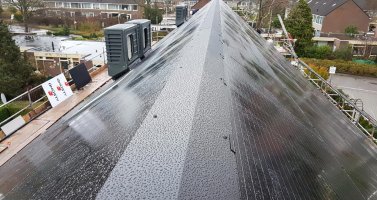 Zonnepanelen als dakbedekking in sociale woningbouw